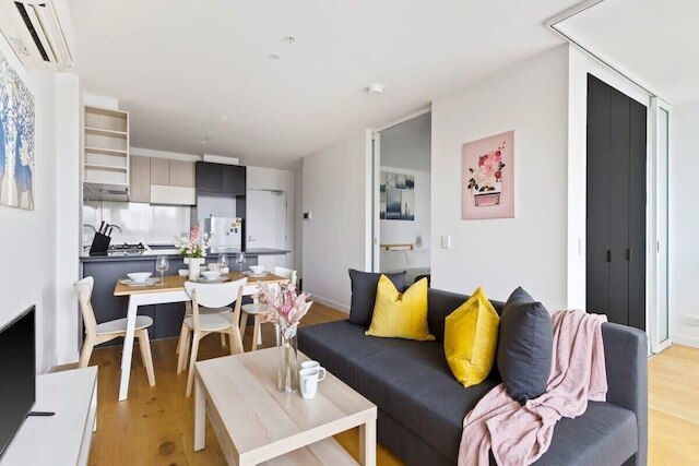 A Comfy 2BR Apt w/ City Views Near Southern Cross