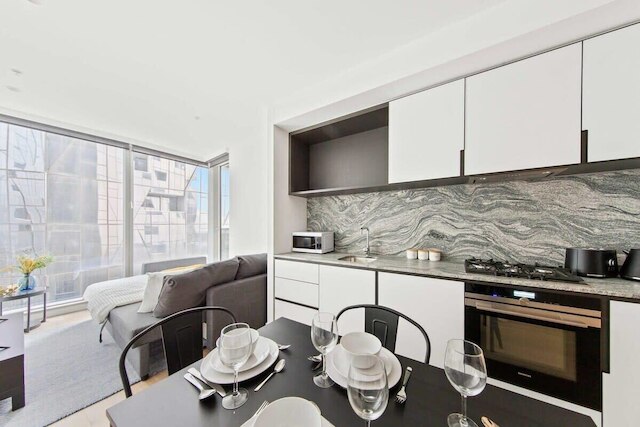 A Lux & Modern Apt Next to Southern Cross Station