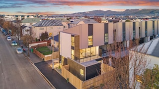 クローズ トゥ スタジアム 3 ベッドルーム ウィズ ガレージ – ユニット 1