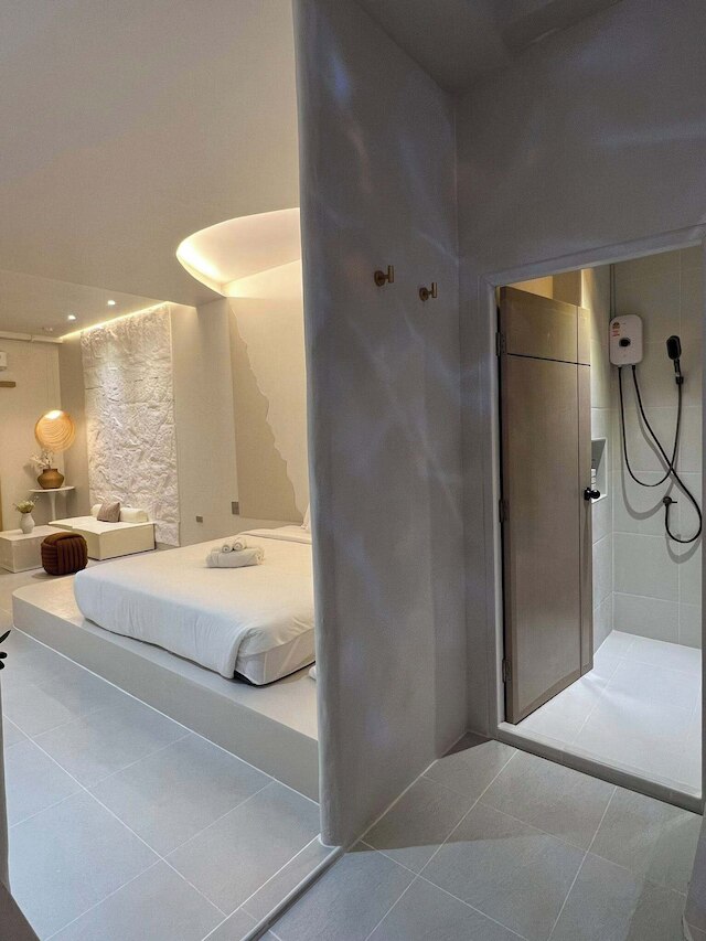 24ルームズ ナコンサワン