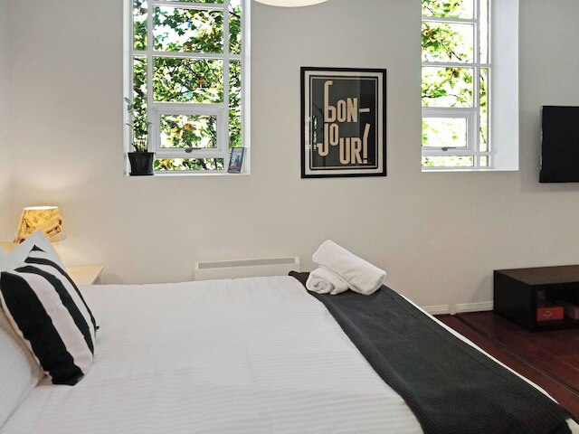 Unwind in Style at Melbourne's Historic Art Deco Apartment With Pool Gym Carpark