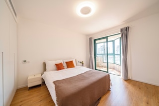 Tyms 4BR 2BA Apt Novel Garden