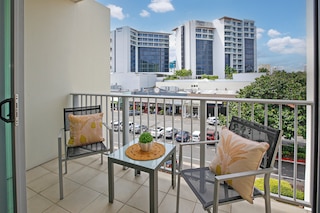 Studio in the City with pool and BBQ