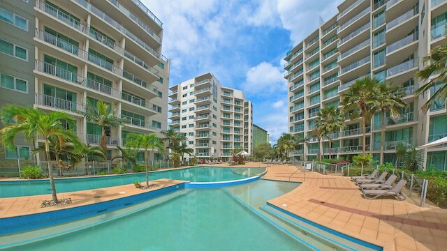 Studio in the City with pool and BBQ