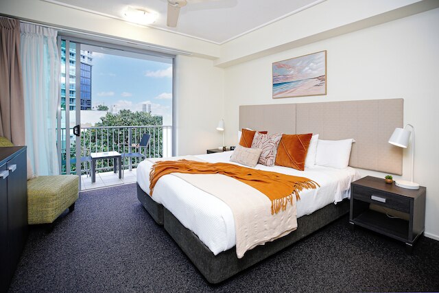 Studio in the City with pool and BBQ