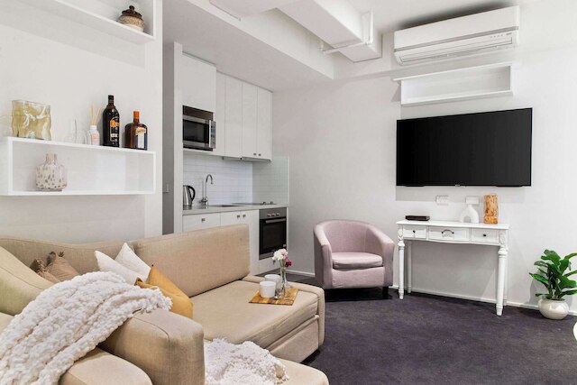 A Cozy CBD Studio Near Melbourne Central