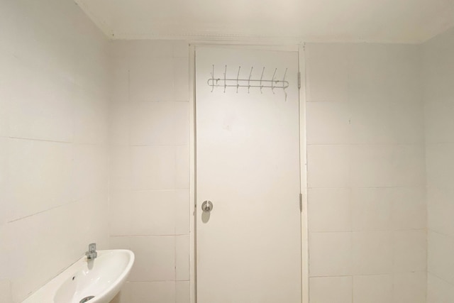 シンプル ホワイト アクセント スタジオ アット アパートメント パルトロウシティ