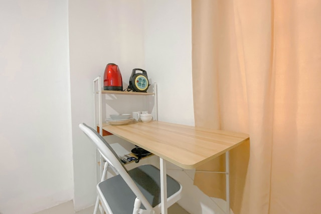 シンプル ホワイト アクセント スタジオ アット アパートメント パルトロウシティ