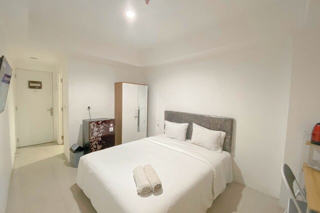 シンプル ホワイト アクセント スタジオ アット アパートメント パルトロウシティ