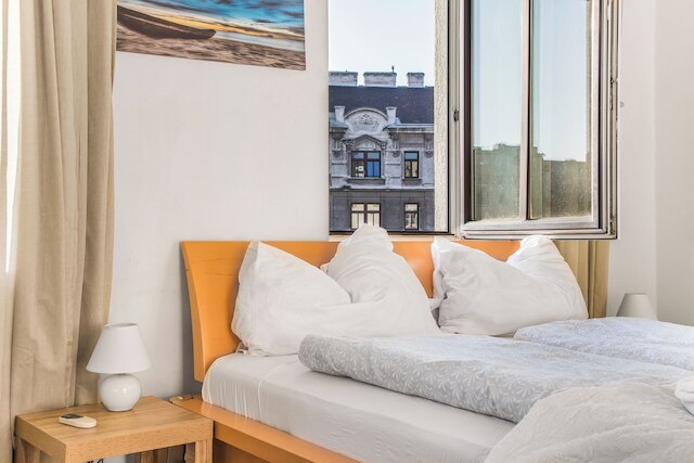 Cozy 2BR Apt Next to Millennium Tower