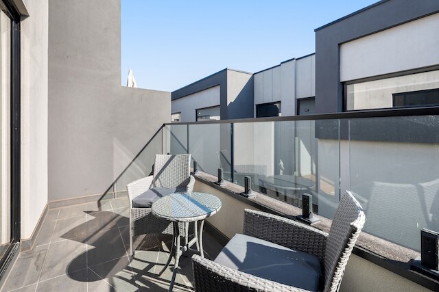 コンフォータブル 2ベッドルーム リトリート ウィズ バルコニー & パーキング