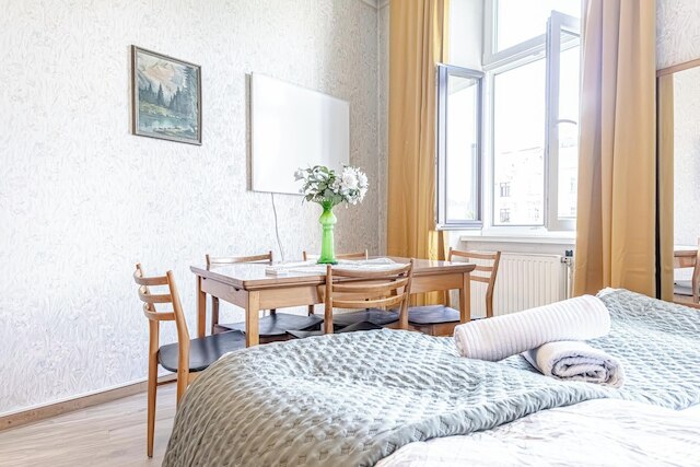 Stylish 2BR Apt Garden Modern Comforts