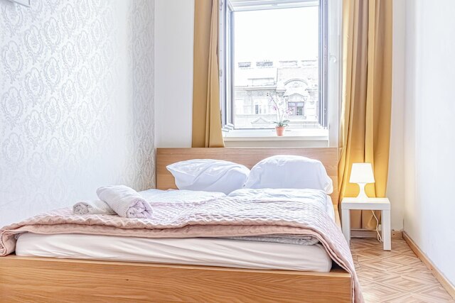 Stylish 2BR Apt Garden Modern Comforts