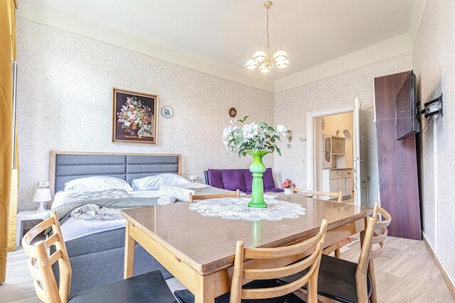 Stylish 2BR Apt Garden Modern Comforts