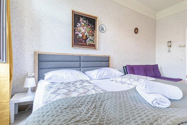 Stylish 2BR Apt Garden Modern Comforts