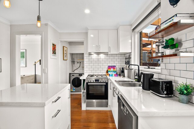 ファミリー フレンドリー 3ベッド ウィズ コートヤード & パーキング