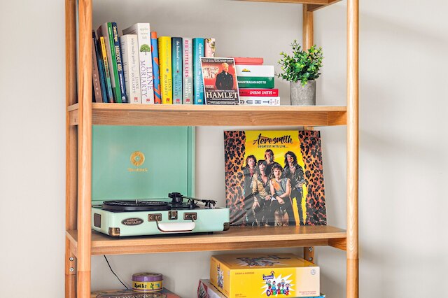 ファミリー フレンドリー 3ベッド ウィズ コートヤード & パーキング