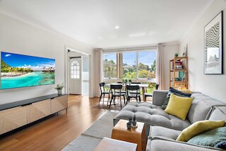 ファミリー フレンドリー 3ベッド ウィズ コートヤード & パーキング