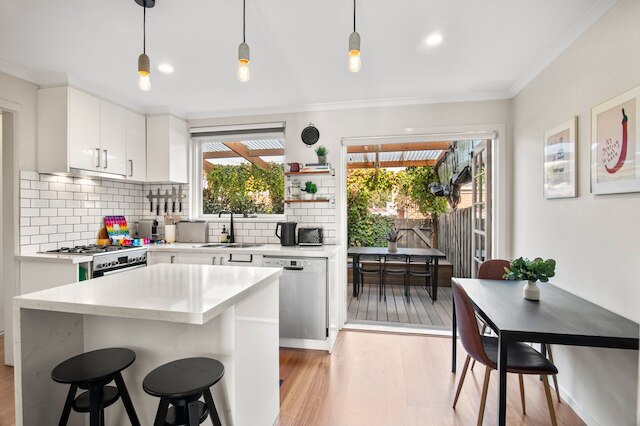 ファミリー フレンドリー 3ベッド ウィズ コートヤード & パーキング