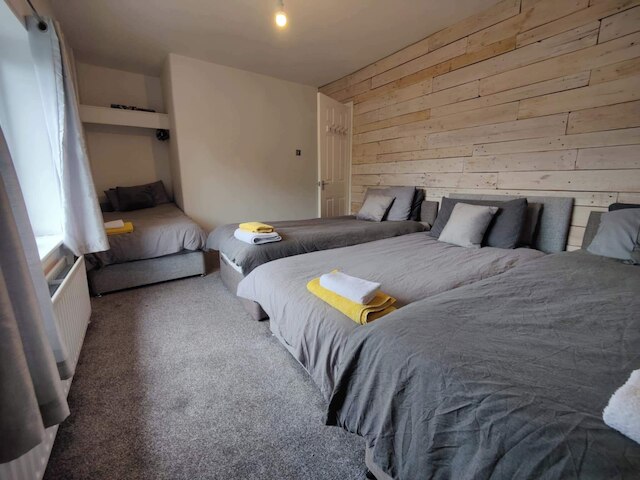 3 ベッド ハウス - スリープス 7 - ガーデン - パーキング - WiFi