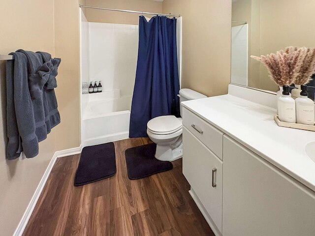 Charming 2BR Retreat Pool Gym 10min to Disneyland