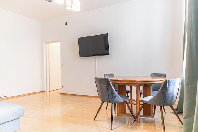 Basic 2BR Apt Near Westbahnhof