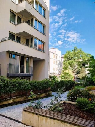 Quiet Central Stay & Parking Assistance