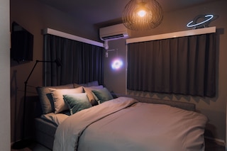 Shinjuku Neon Den 102