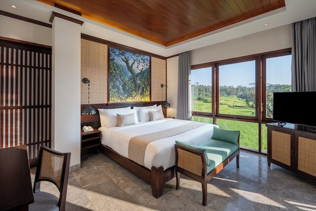 エマナ アビアン タクス