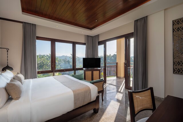 エマナ アビアン タクス