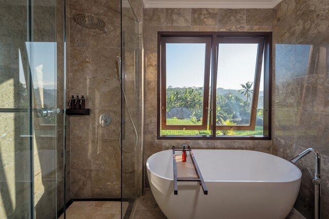 エマナ アビアン タクス