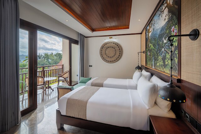 エマナ アビアン タクス