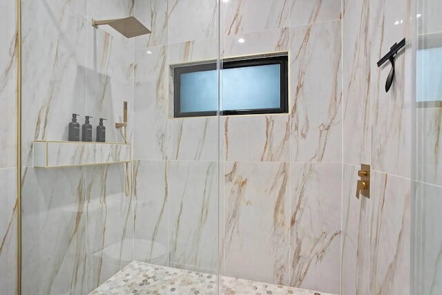 サウス ラマー ラックス クリークサイド ホットタブ