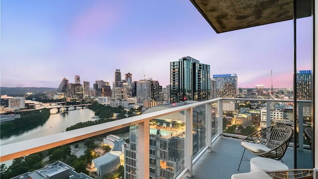 2 ラグジュアリー コンドス, 1 ブロック フロム レイニー ストリート ニュー ハイライズ ウィズ ルーフトッププール & ジム