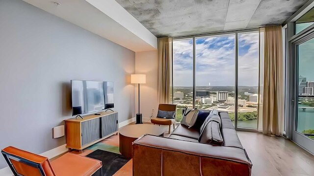 2 ラグジュアリー コンドス, 1 ブロック フロム レイニー ストリート ニュー ハイライズ ウィズ ルーフトッププール & ジム