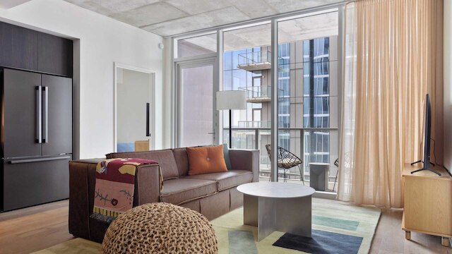 2 ラグジュアリー コンドス, 1 ブロック フロム レイニー ストリート ニュー ハイライズ ウィズ ルーフトッププール & ジム