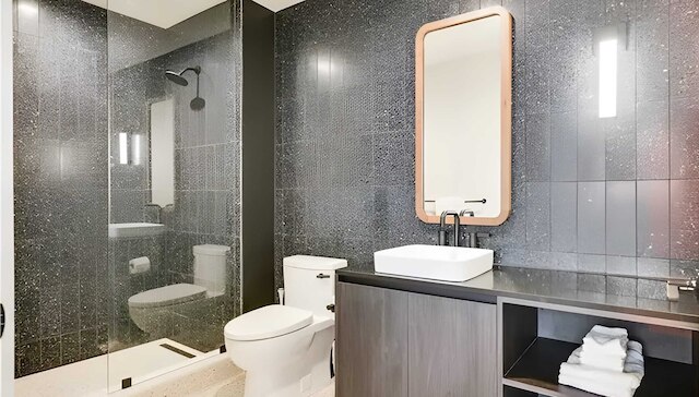 2 ラグジュアリー コンドス, 1 ブロック フロム レイニー ストリート ニュー ハイライズ ウィズ ルーフトッププール & ジム