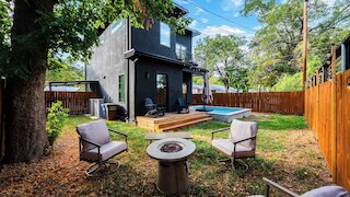 スタイリッシュ ホーム ウィズ ファイアピット & バルコニー ステップス フロム オースティンズ ベスト ニア レイニーストリート, レディバードレイク & ダウンタウン ジ アシュリー by アバンステイ