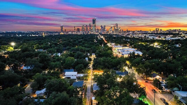 スタイリッシュ ホーム ウィズ ファイアピット & バルコニー ステップス フロム オースティンズ ベスト ニア レイニーストリート, レディバードレイク & ダウンタウン ジ アシュリー by アバンステイ