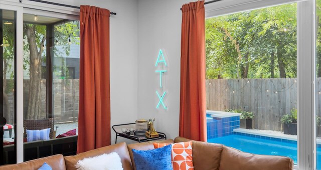 スペーシャス 5ベッドルーム オースティン ホーム ウィズ バックヤード ファイヤーピット