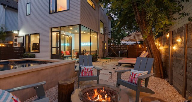 スペーシャス 5ベッドルーム オースティン ホーム ウィズ バックヤード ファイヤーピット