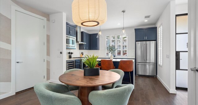 エクレクティック グループ ゲッタウェイ ウィズ プール パティオ ファイヤーピット