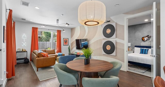 エクレクティック グループ ゲッタウェイ ウィズ プール パティオ ファイヤーピット