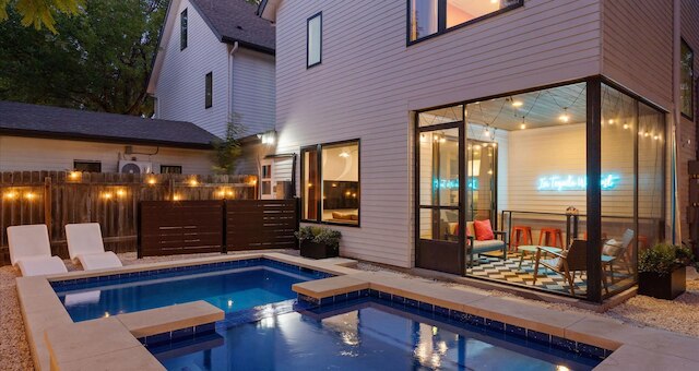 エクレクティック グループ ゲッタウェイ ウィズ プール パティオ ファイヤーピット