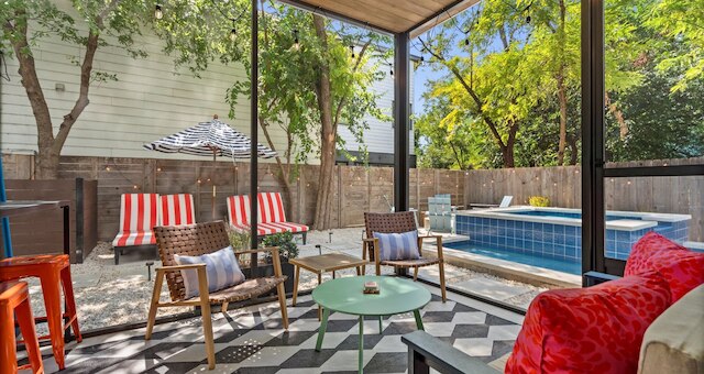 エクレクティック グループ ゲッタウェイ ウィズ プール パティオ ファイヤーピット