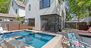 エクレクティック グループ ゲッタウェイ ウィズ プール パティオ ファイヤーピット