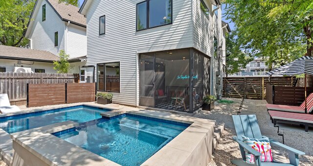 エクレクティック グループ ゲッタウェイ ウィズ プール パティオ ファイヤーピット