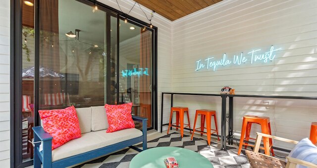 エクレクティック グループ ゲッタウェイ ウィズ プール パティオ ファイヤーピット