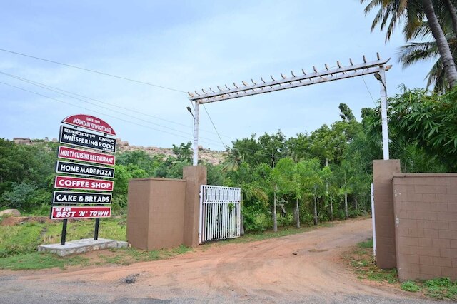 ウィスパリング ロックス ジャングル リゾート