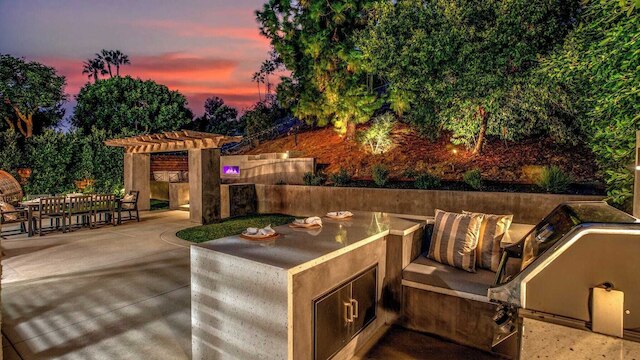 スパニッシュ インスパイアード ミッション ビエホ ホーム ウィズ コートヤード ファイアピット & バックヤード ダイニング カサ コルデロ by Avantstay